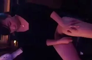 XXX ブロンドの喉を吸う 無料 エロメン 動画