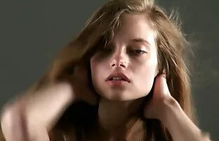 XXX 金髪の黒いボルト固体なだめる 女の子 の 為 の エロ 動画