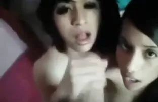 XXX 赤毛女の子を示して彼女の膣 アダルト ビデオ 女子 向け