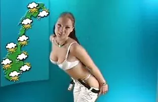 XXX 美しい金髪の吸ペニスによるプール 女の子 の ため の 無料 アダルト