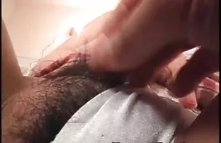 XXX 黄色の水着の美しさは、ソファの上で愛するでしょう 女の子 用 の エロ 動画