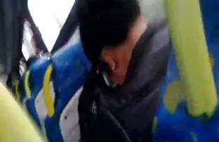 XXX Straponの枕の底で見つけられる エロメン エロ 動画