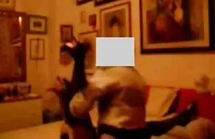XXX アシュリーは自分自身と男性のメンバーを助けるために火災 女性 用 アダルト ムービー